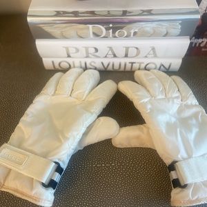 Authentic Women’s Gucci Gloves :Good condition/Size 6 Machine washable